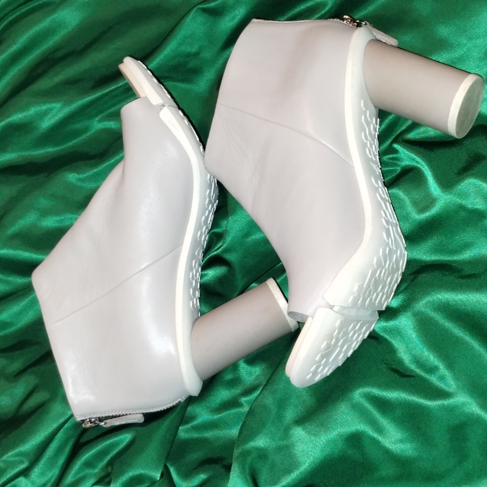 CLARKS Light Grey Leather Shoe booties with a cream colored comfort sole.